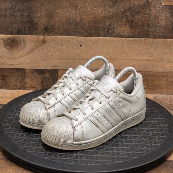 ADIDAS SUPERSTAR WOMENS ATHLETIC SHOES TRIPLE SILVER RETRO SNEAKERS SIZE 7 - Picture 1 of 9